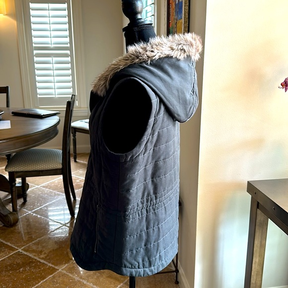 Tribal/med/hooded vest. - Picture 2 of 4